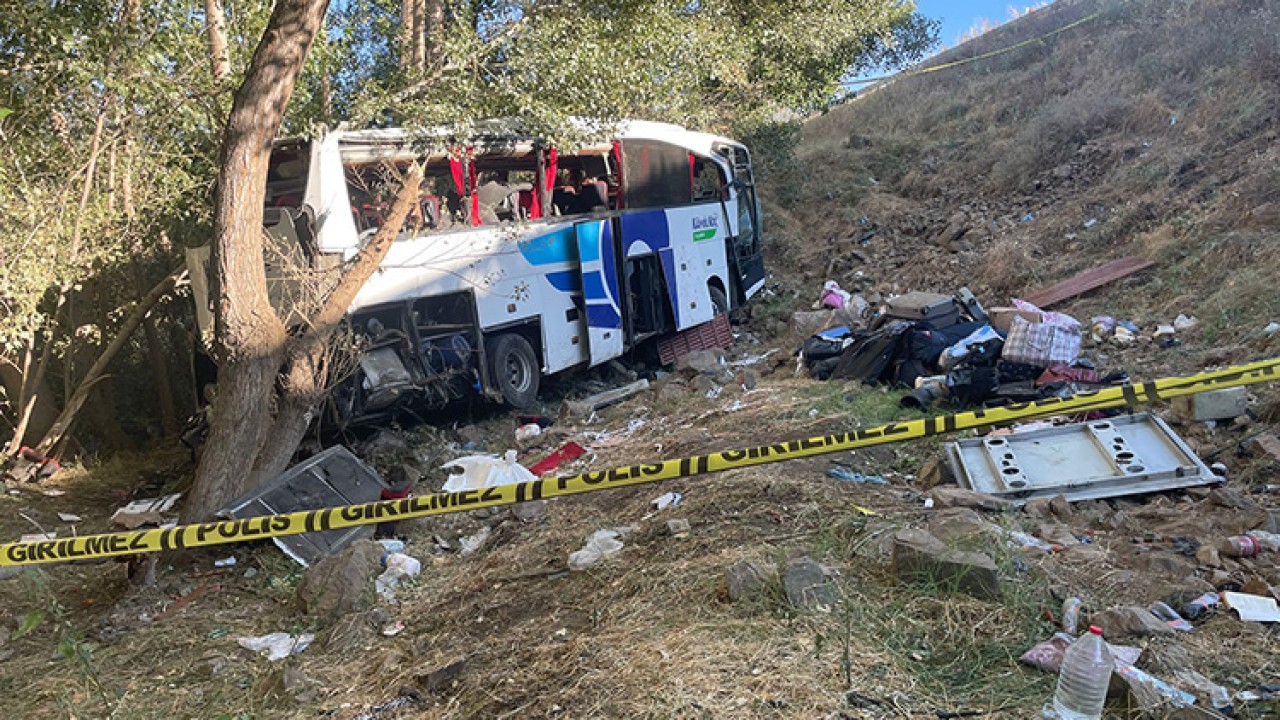 Yolcu otobüsü şarampole düştü: 12 kişi öldü, 19 kişi yaralandı