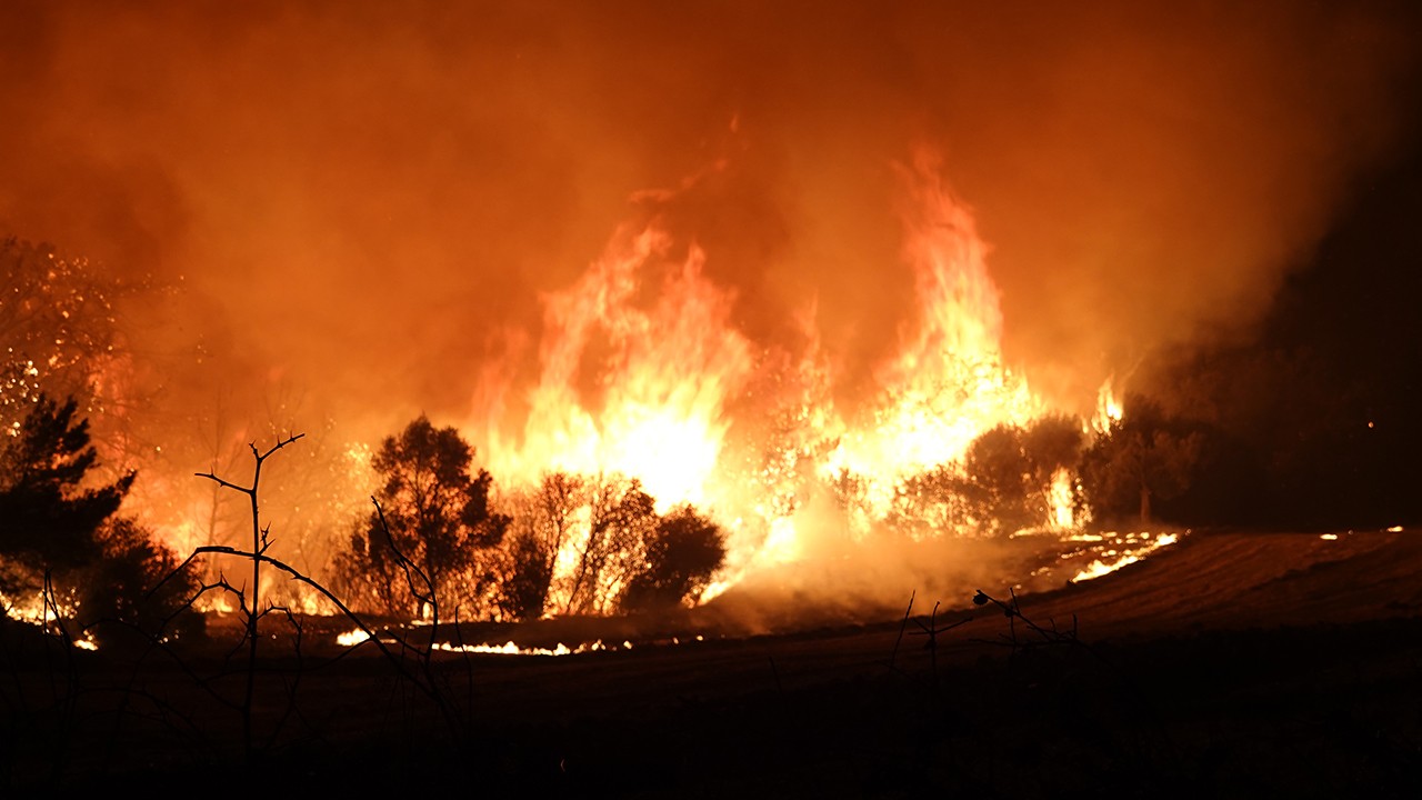 Çanakkale'de orman yangınına müdahale sürüyor: Köyler boşaltıldı!