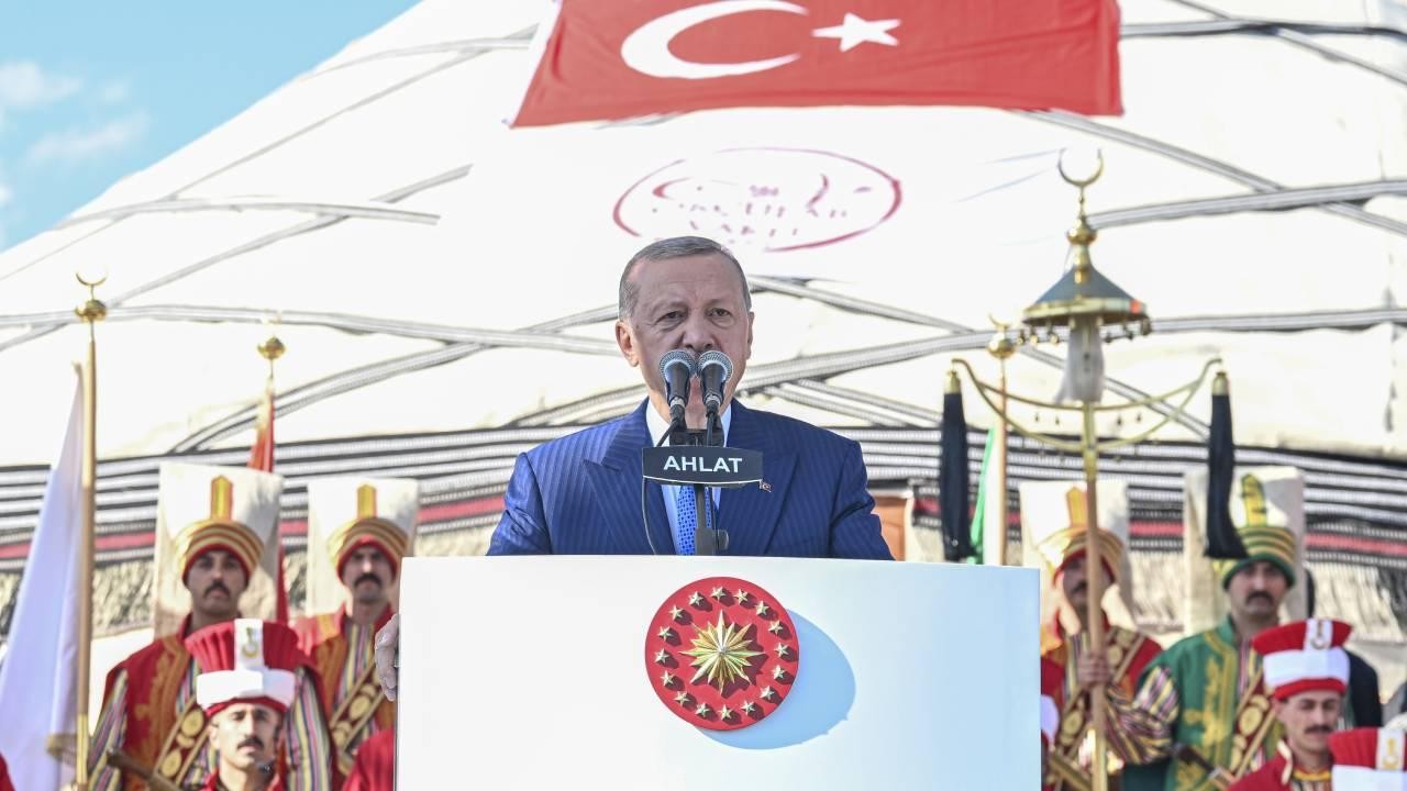Cumhurbaşkanı Erdoğan: Türk milletinin şanlı tarihini öğrenmek isteyen Ahlat’ı ve Malazgirt’i ziyaret etsin
