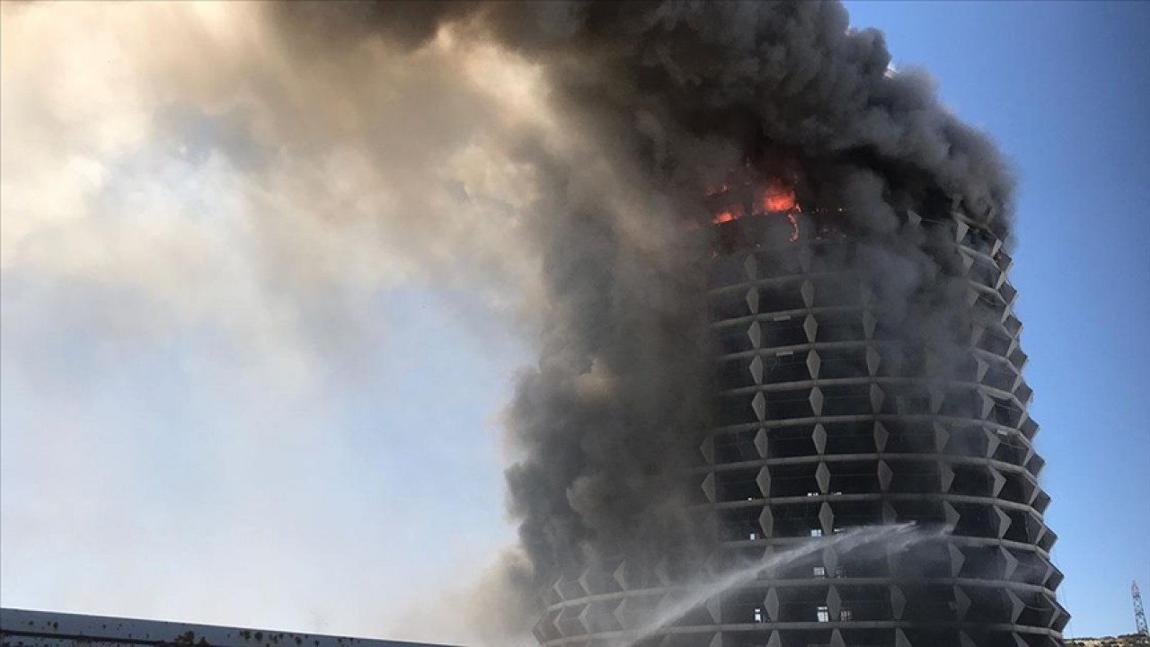 Kullanılmayan 17 katlı otelde yangın çıktı!