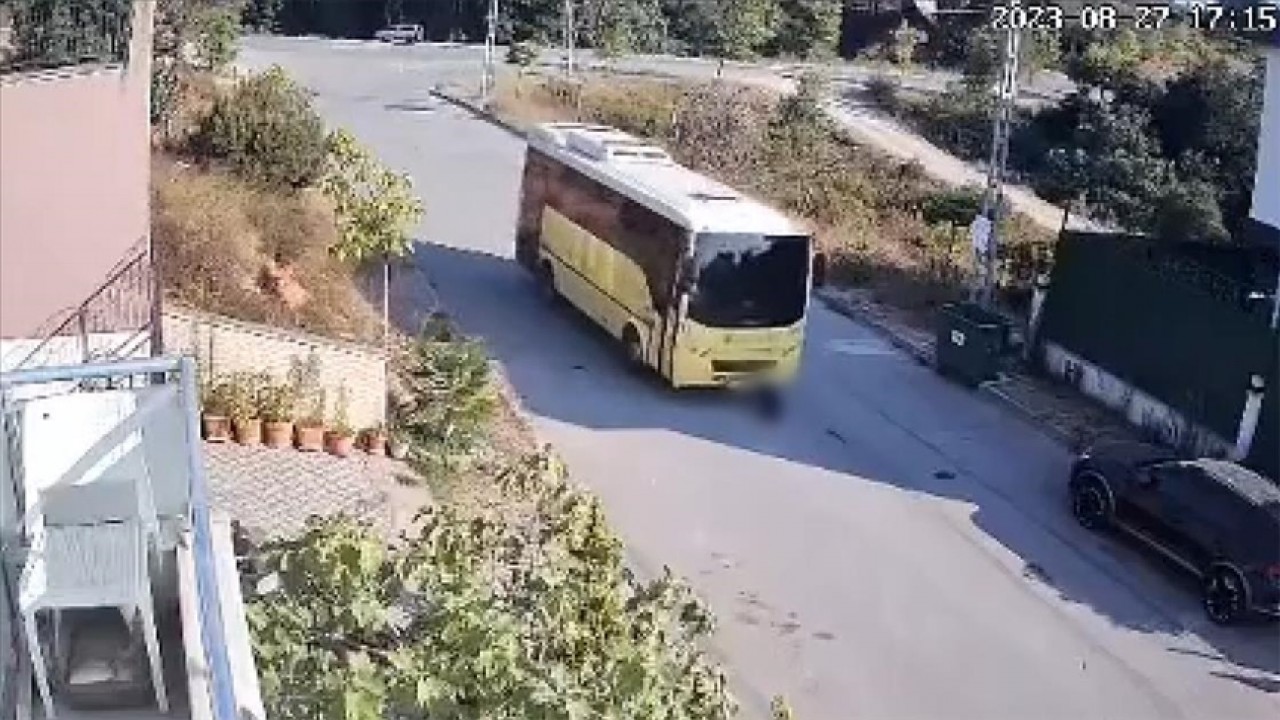 Halk otobüsünün yolda yatan köpeğe çarpması kameraya yansıdı