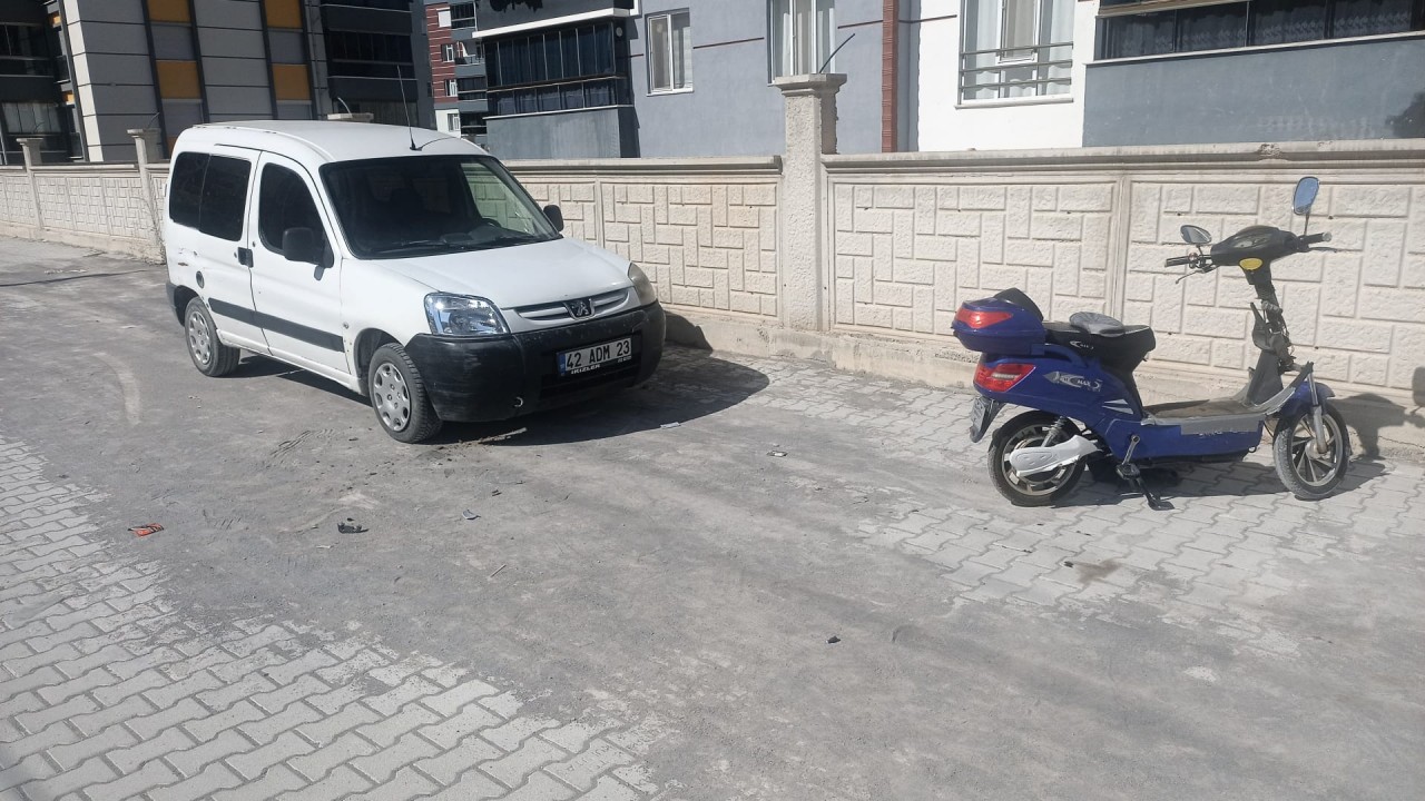 Konya’da elektrikli bisiklet park halindeki hafif ticari araca çarptı: 1 yaralı