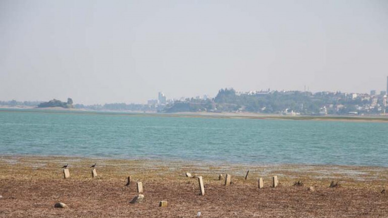 Gölün suyu çekildi, 153 yıllık mezarlık ortaya çıktı