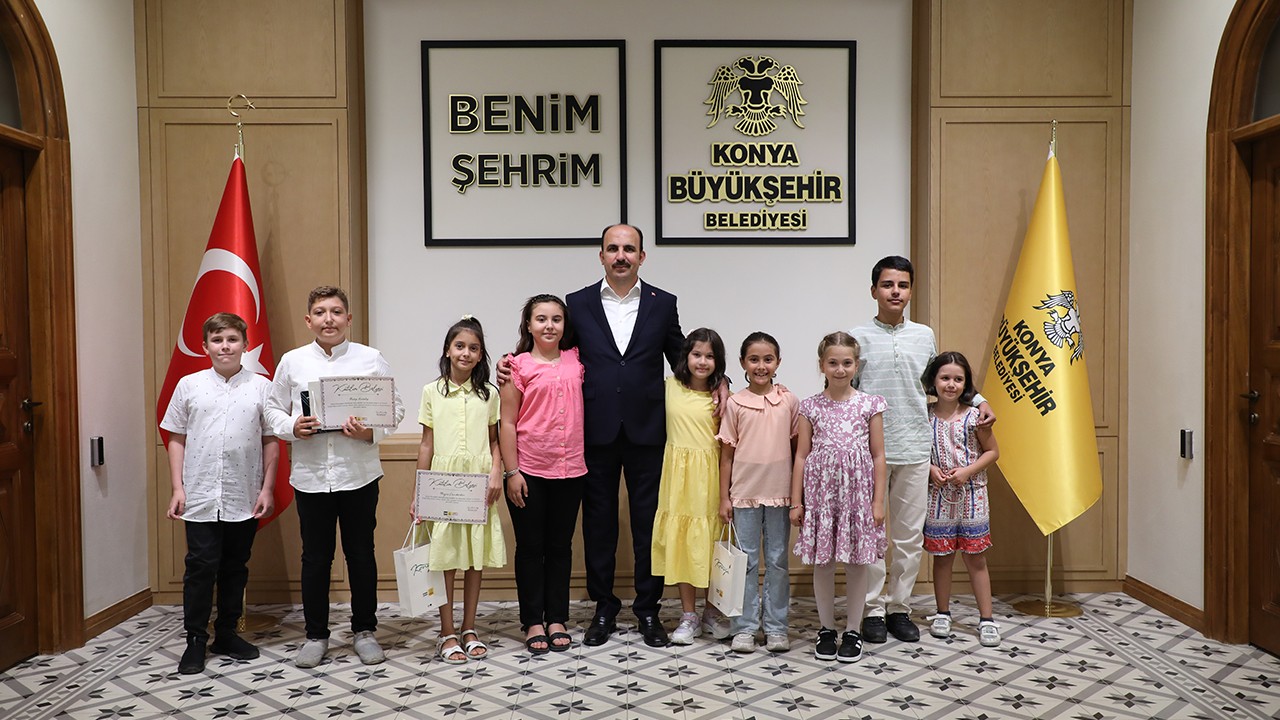 Başkan Altay GENÇ KOMEK Yaz Okulu öğrencilerine hediyelerini verdi