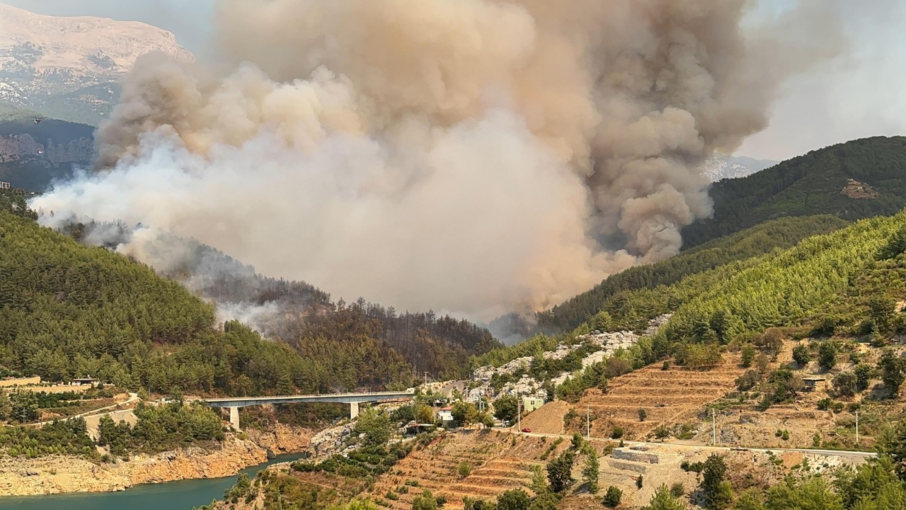 Antalya’da orman yangını: 1 ev yandı, 17 ev tahliye edildi