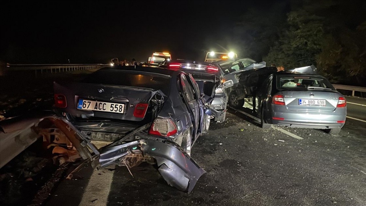 Anadolu Otoyolu’nda 11 aracın karıştığı zincirleme kazada 6 kişi yaralandı