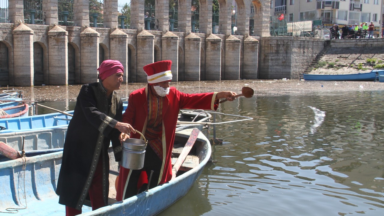 Temsili Nasrettin Hoca kuraklığa dikkati çekmek için Beyşehir Gölü’ne maya çaldı