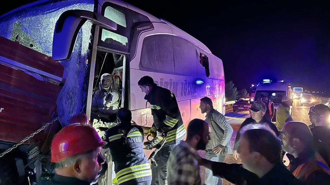 Yolcu otobüsü traktöre çarptı, ilk belirlemelere göre 7 kişi yaralandı