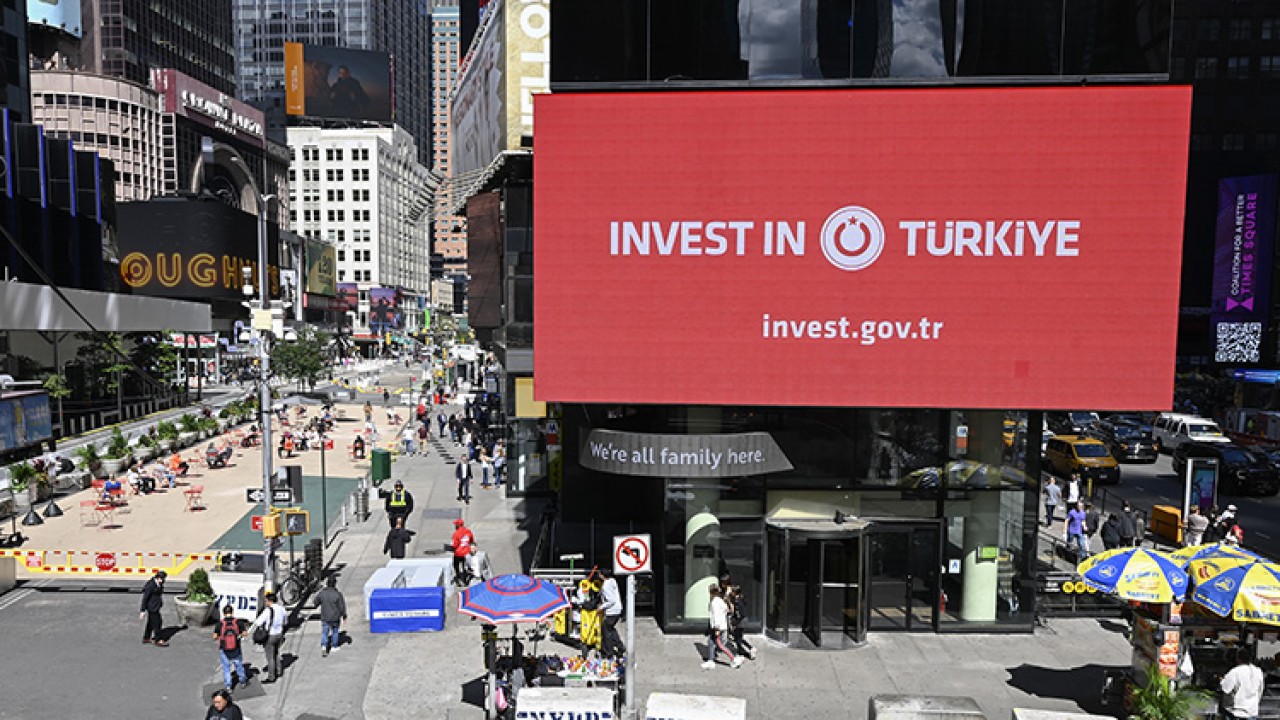 Times Meydanı’ndaki dijital panolarda “Invest in Türkiye“ mesajı yayımlandı