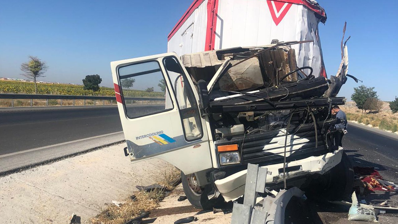 Konya'da kamyon refüje çarptı:1 kişi öldü, 1 kişi yaralandı