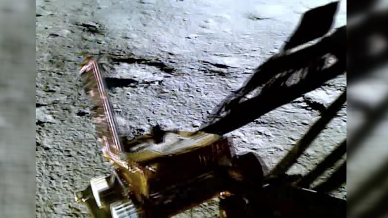 Ay’ın güney kutbuna inen uzay keşif aracı Chandrayaan-3 ile temas kurulamıyor