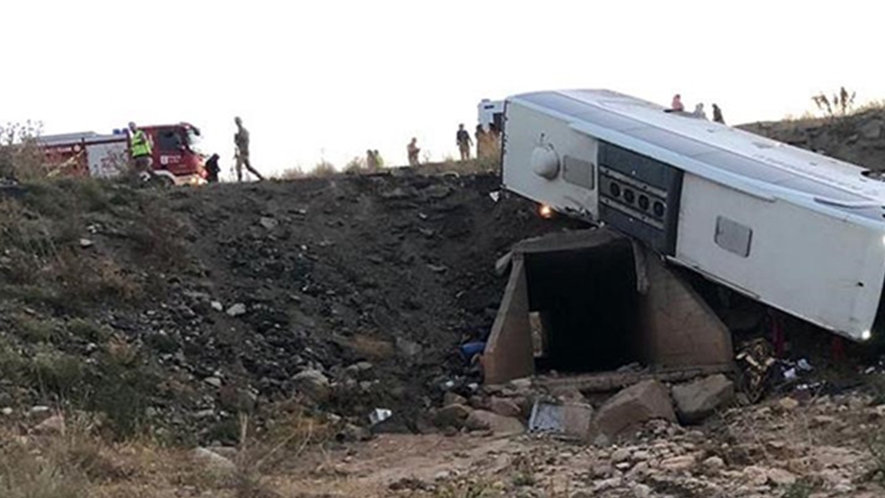Yolcu otobüsü şarampole devrildi: 3 kişi öldü, 22 kişi yaralandı