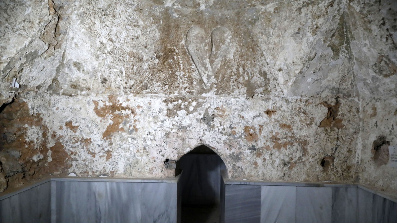 Validen, hamamdaki 768 yıllık kalp figürüne ’Hassas dokunun’ talimatı
