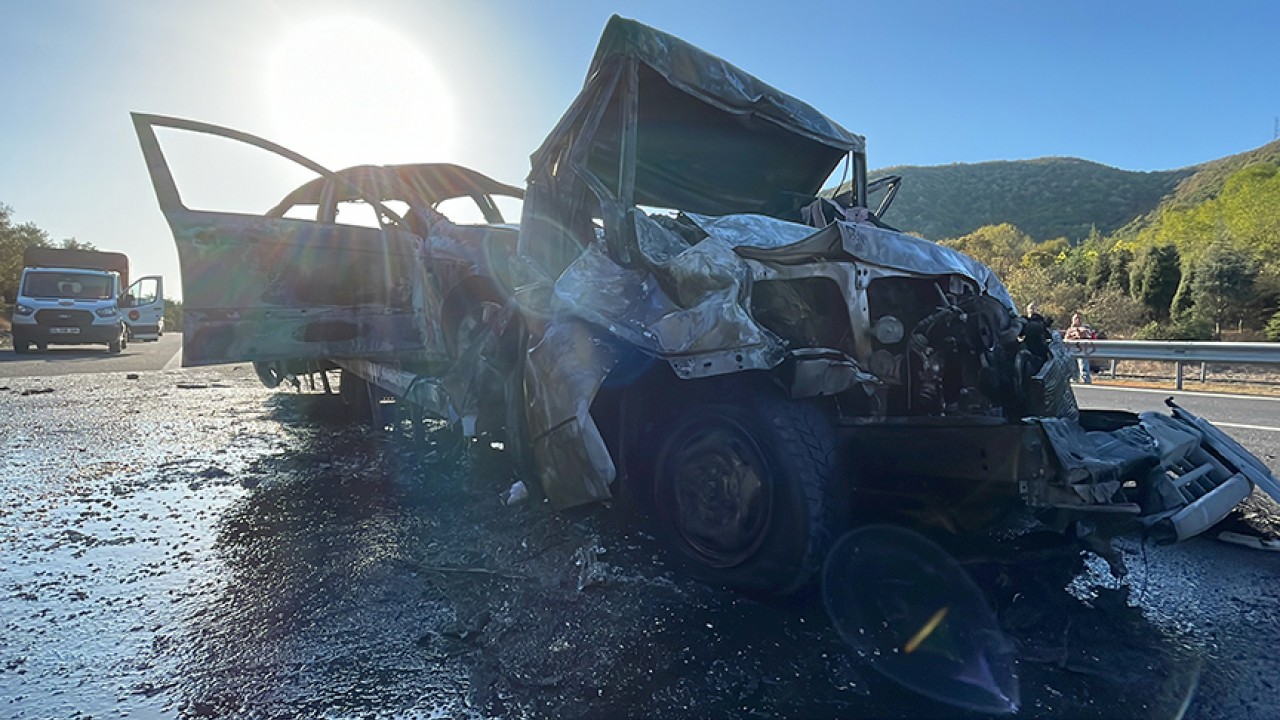 TIR'a çarptıktan sonra yanan çekicinin şoförü öldü