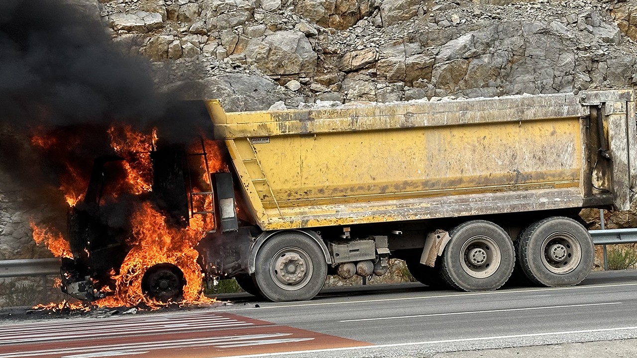 Konya’da seyir halindeki kireçtaşı yüklü kamyonda yangın