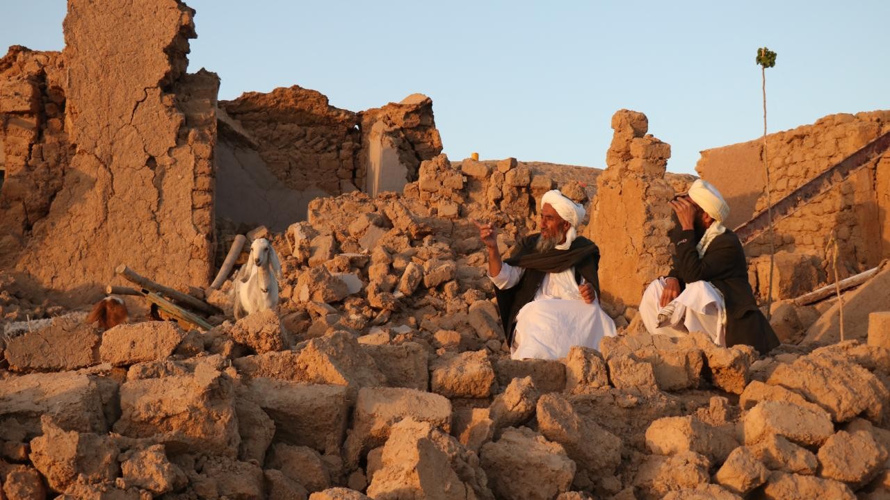 Afganistan'daki depremde can kaybı 2 binin üzerinde
