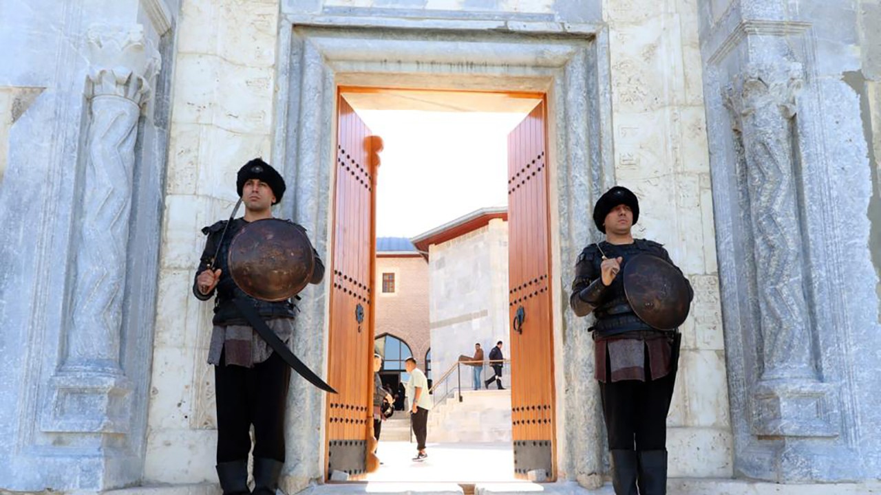 Konya'da 800 yıllık tarihi camide saygı nöbeti el değiştirdi! Jandarma devraldı