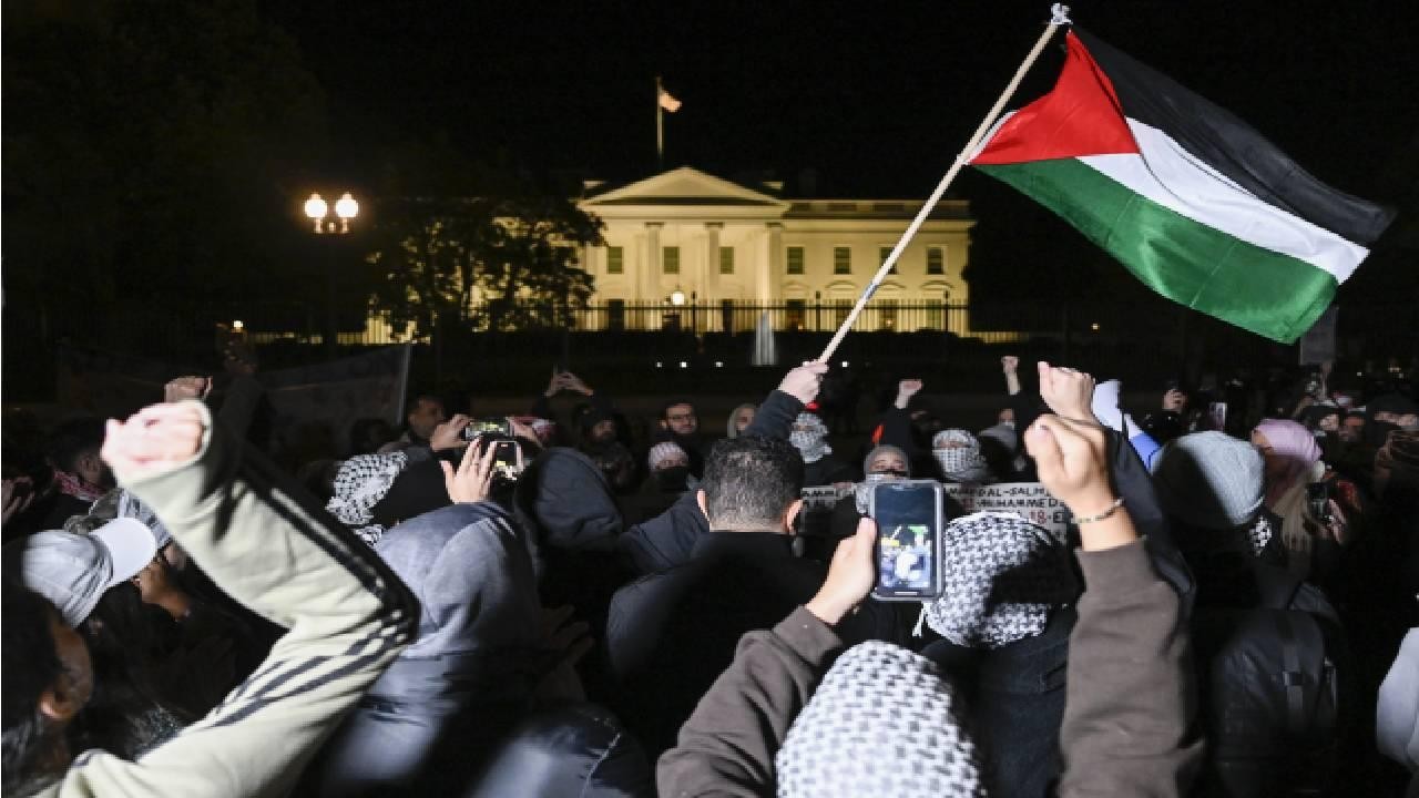 ABD’de yüzlerce kişi, İsrail’in Gazze’deki saldırılarını Beyaz Saray önünde protesto etti