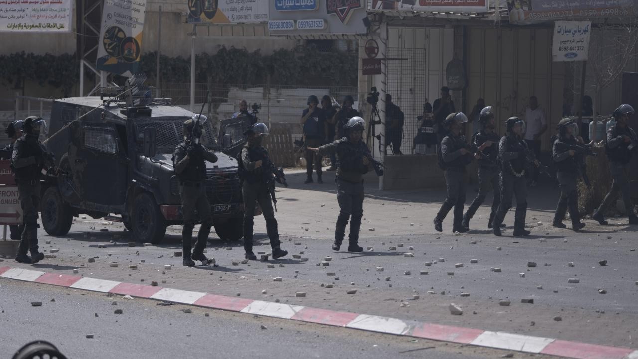 İsrail işgal altındaki Batı Şeria’da 50 Filistinliyi gözaltına aldı