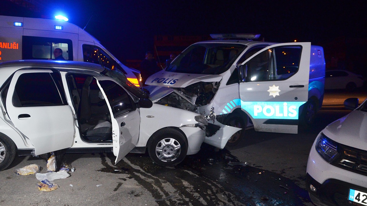 Konya’da “dur“ ihtarına uymayan sürücü polis aracına çarptı:  2’si polis 8 yaralı