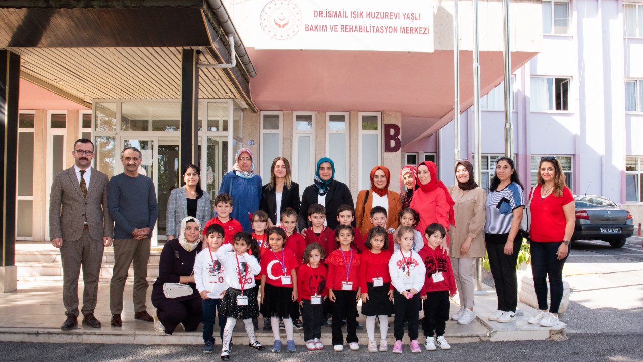 Anaokulu öğrencileri, Dr. İsmail Işık Huzurevi Yaşlı Bakım ve Rehabilitasyon Merkezini ziyaret etti