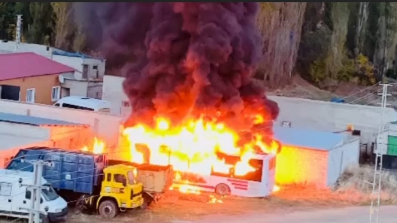 Park halindeki halk otobüsü alev alev yandı