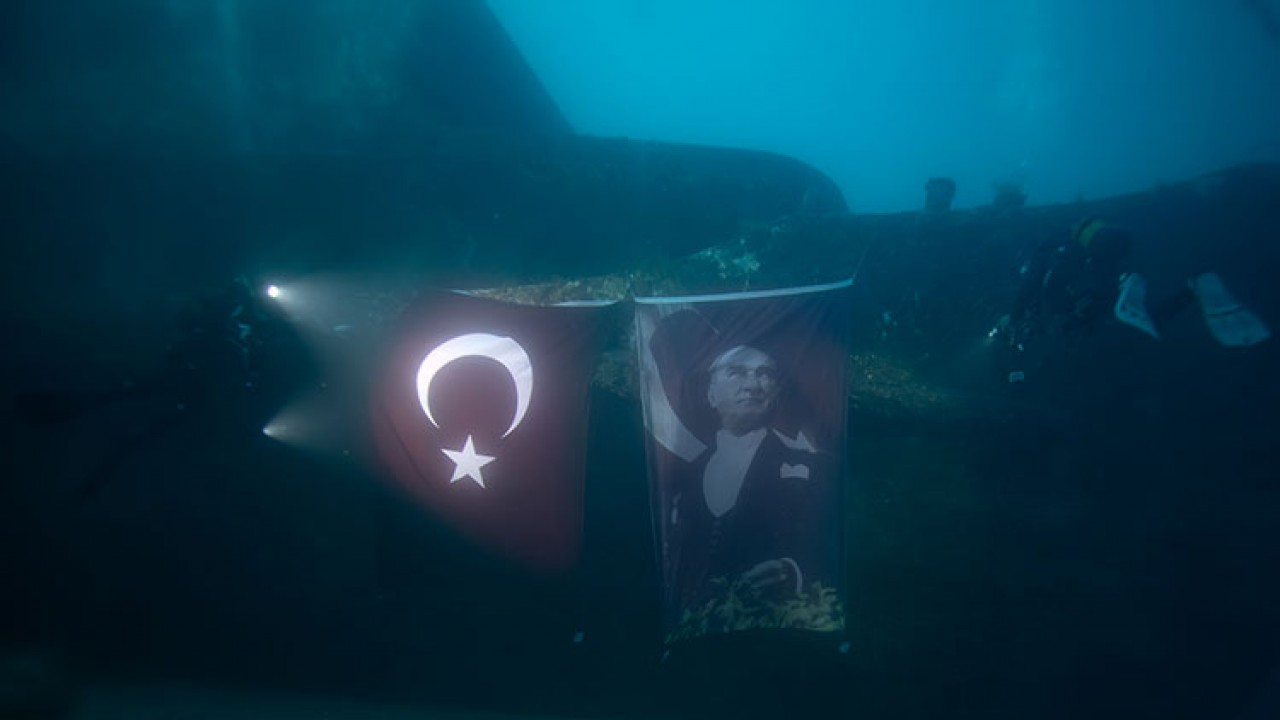 Dalgıçlar 9 Eylül vapuru batığında Türk bayrağı açtı