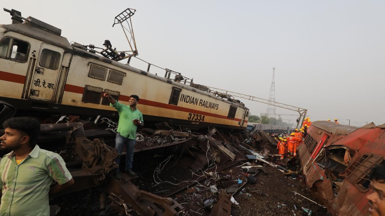 Hindistan’ın Andra Pradeş eyaletindeki tren kazasında ölü sayısı 13’e yükseldi