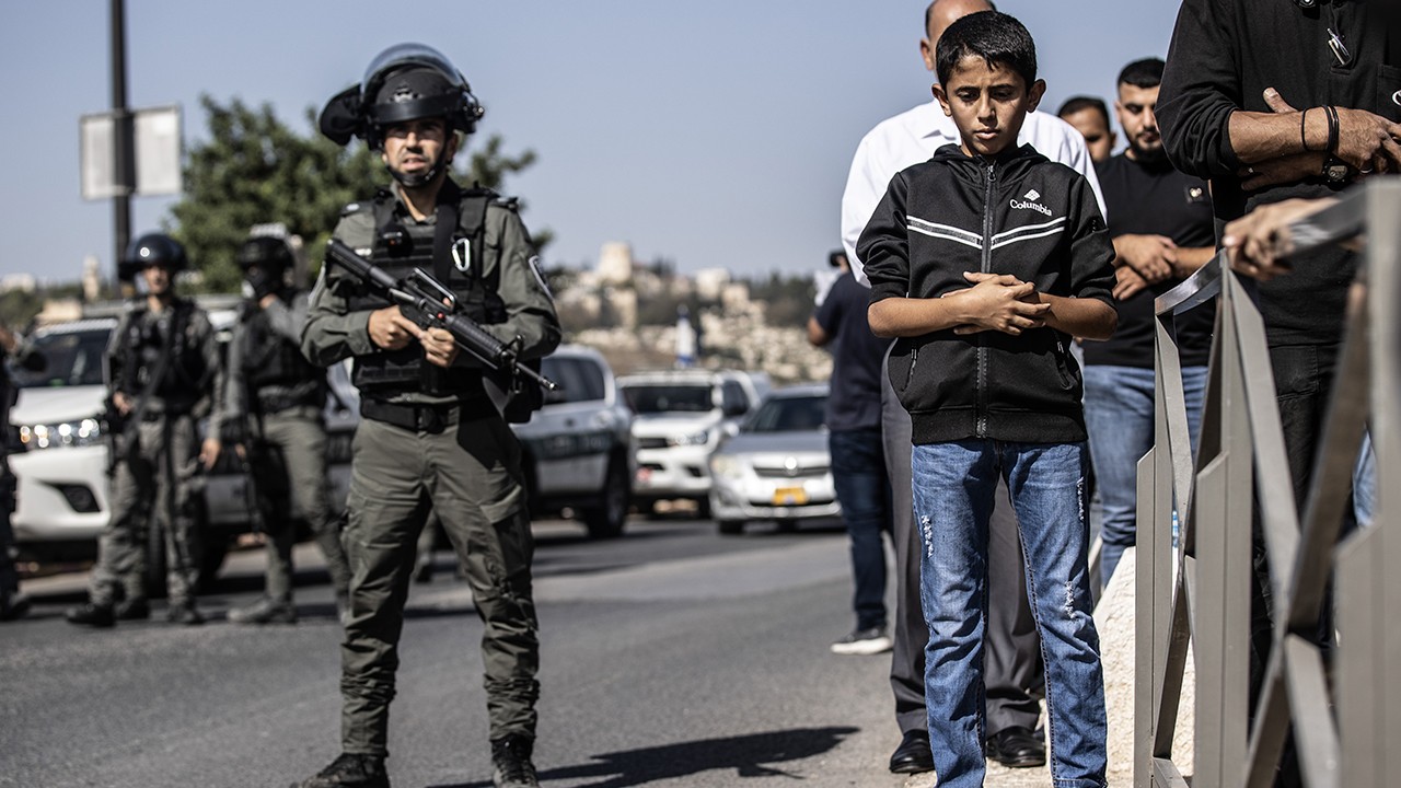 İsrail, cuma namazını Mescid-i Aksa’da kılmak isteyen Filistinli gençleri engelledi