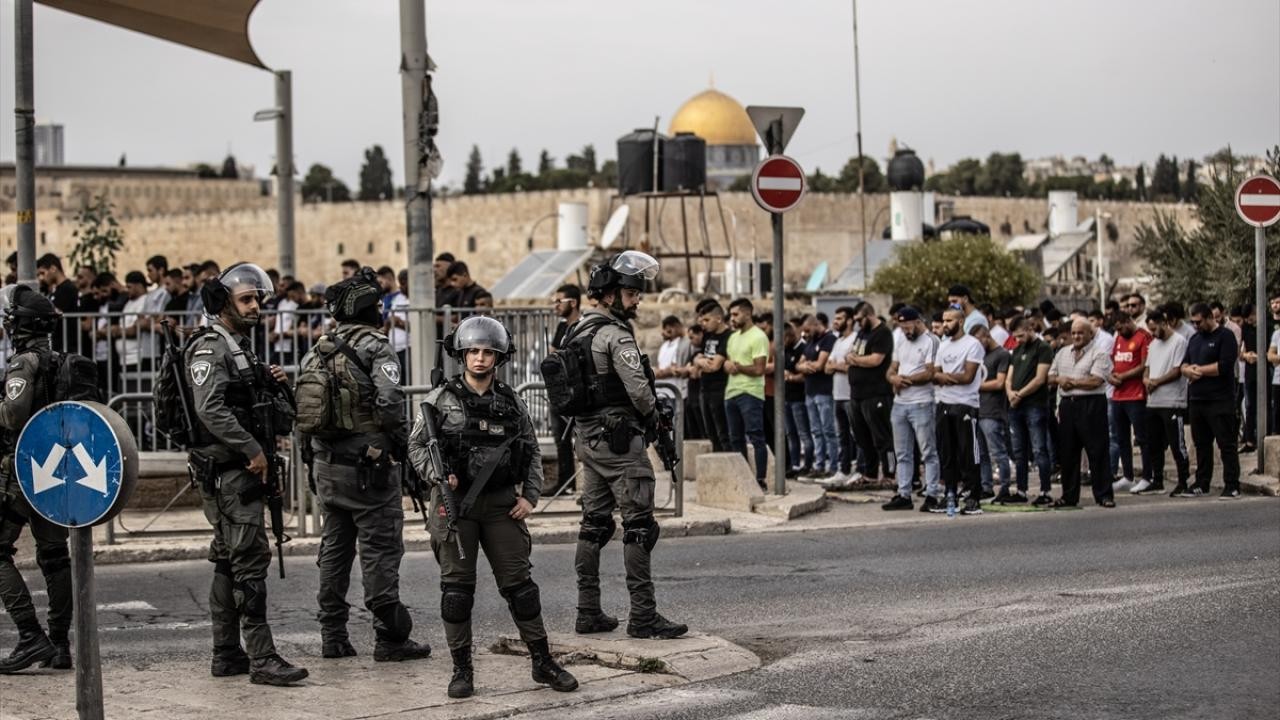 İsrail güçleri Mescid-i Aksa’da cuma namazı kılınmasını 7 haftadır kısıtlıyor