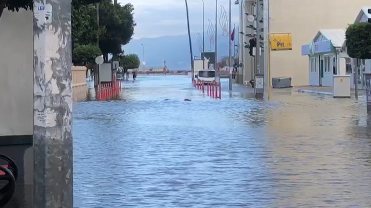 Cadde ve sokaklar sular altında kaldı