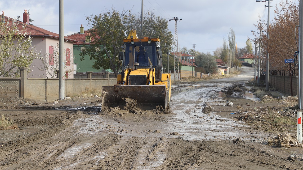 Cihanbeyli'de etkili olan sağanağın ardından temizlik çalışması başlatıldı
