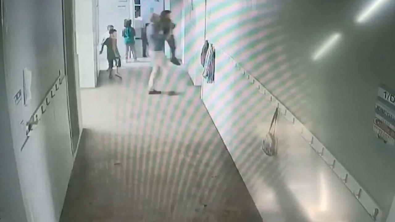 Müdür yardımcısı 6 yaşındaki öğrenciyi havaya kaldırıp fırlattı, o anlar kamerada