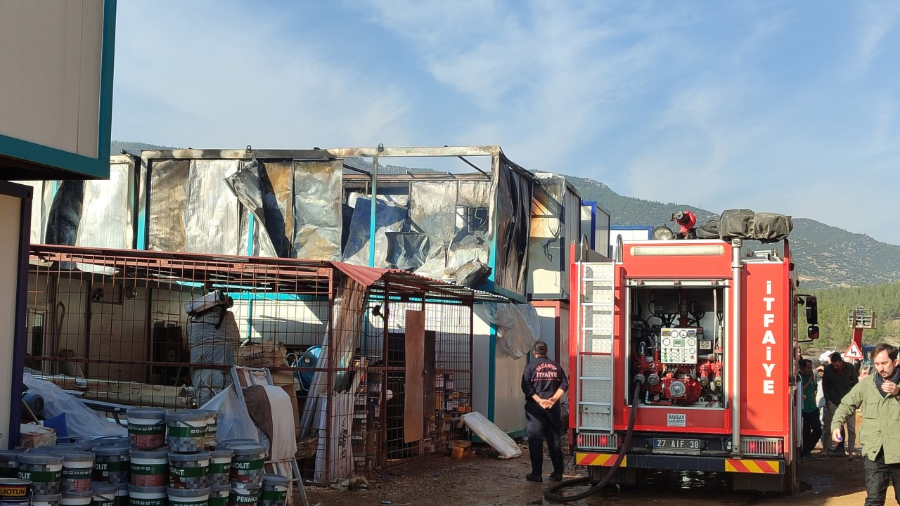 Deprem konutları inşaatında çalışan işçilerinin konteynerlerinde yangın