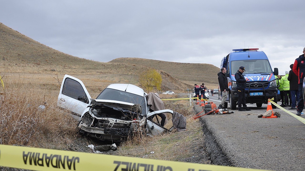 Otomobil şarampole devrildi: Aynı aileden 3 kişi hayatını kaybetti