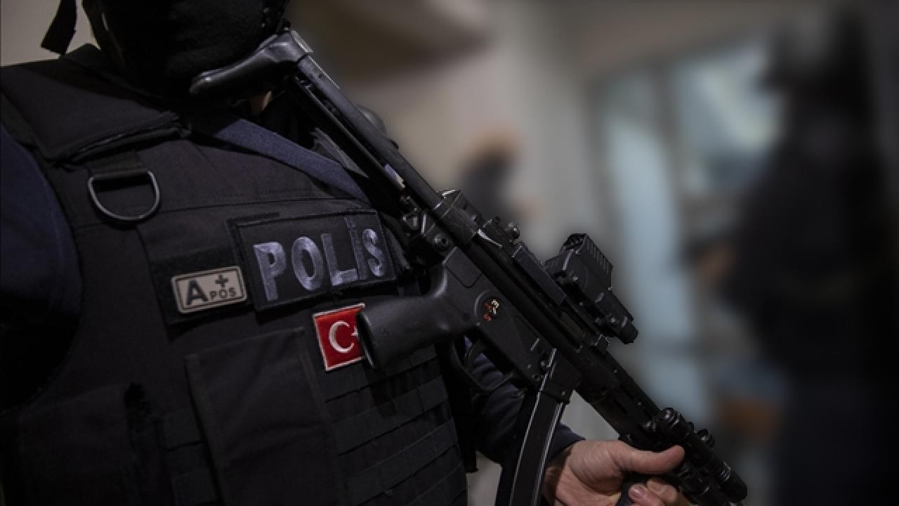 Kırmızı bültenle aranan 2 kişi İstanbul’da yakalandı