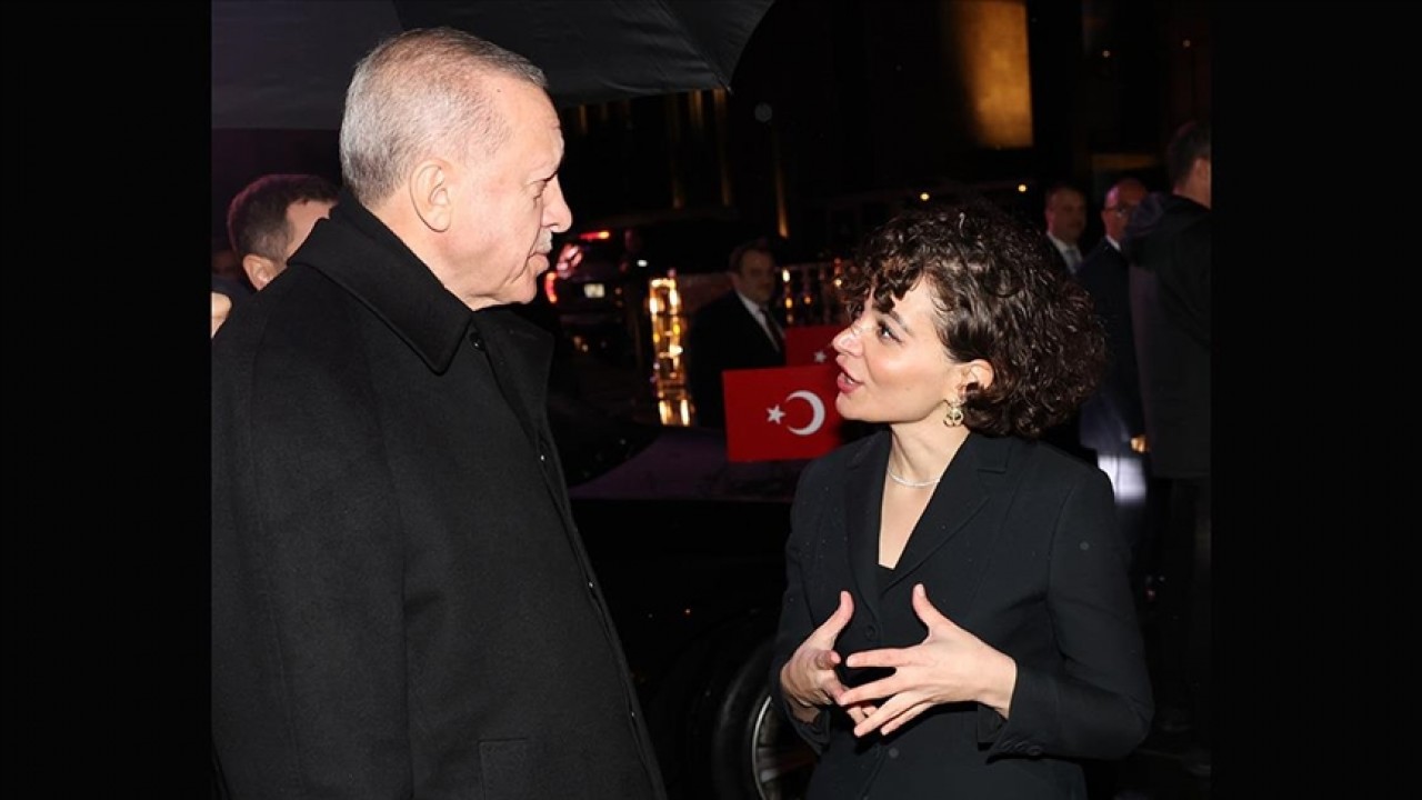 Cumhurbaşkanı Erdoğan Londra Bienali’nde “Public Award“ kazanan eseri AKM’de inceledi
