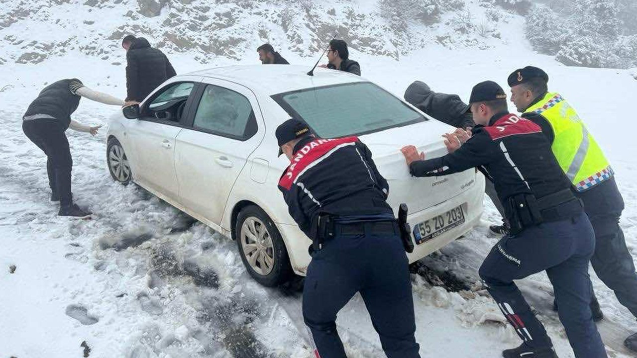 Karda mahsur kalan öğretmenleri jandarma kurtardı