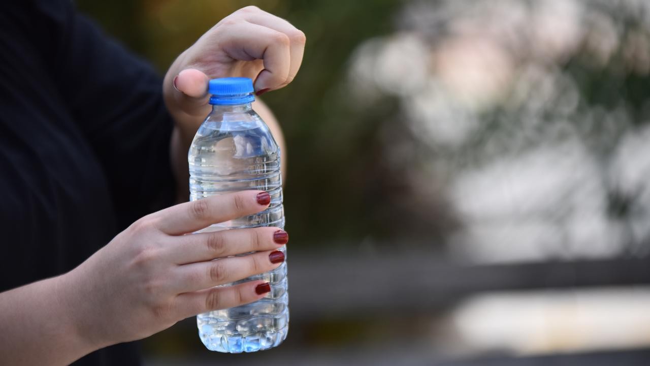 Pet şişedeki su insan sağlığı için tehlikeli binlerce nanoplastik içeriyor