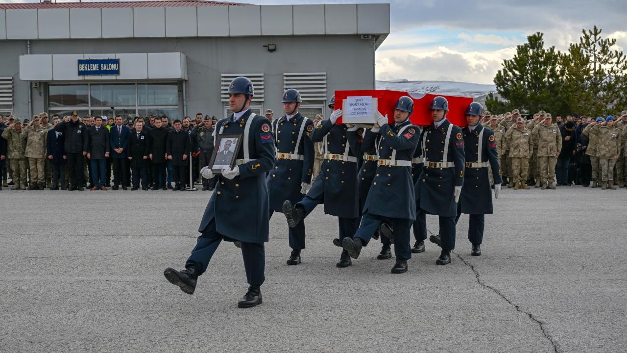 Pençe-Kilit bölgesinde şehit olan asker için tören düzenlendi