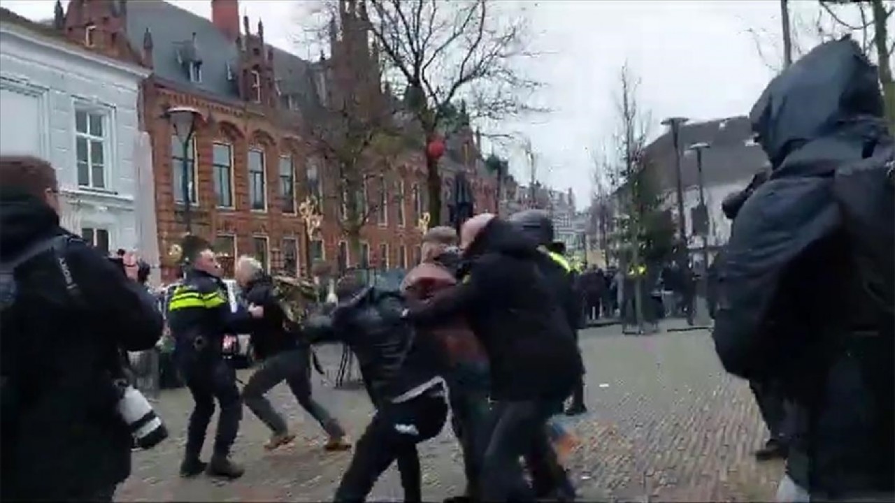 Hollanda’da Kur’an-ı Kerim’e saldırı eylemine müdahale eden grup ile polis arasında arbede