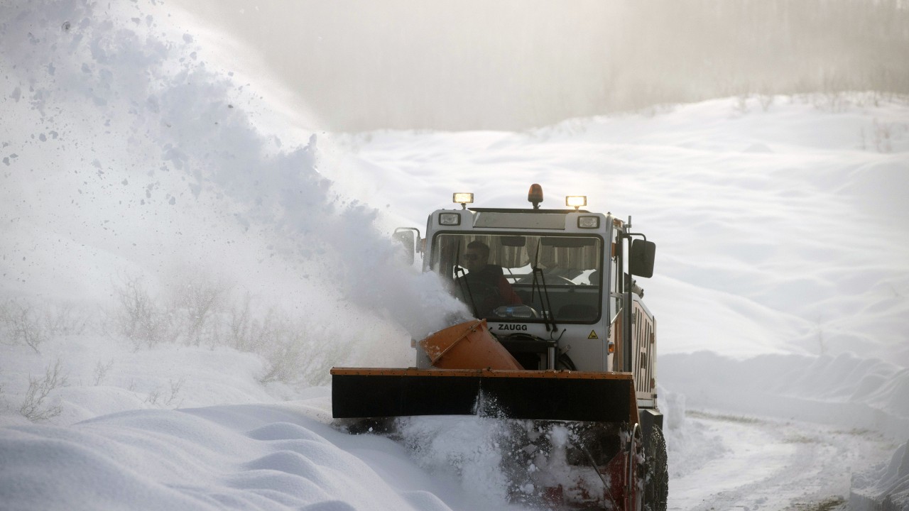 Kar kalınlığının 1,5 metreye ulaştı! Tunceli'nin köylerinde yol açma çalışmaları sürüyor