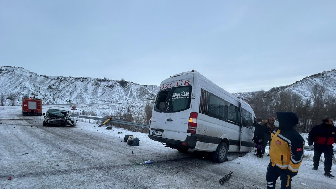 Yolcu minibüsü ile hafif ticari aracın çarpıştığı kazada 26 kişi yaralandı