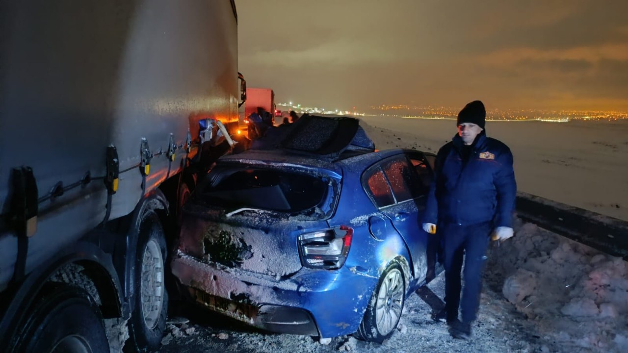 Karlı yolda kayan otomobil TIR’a çarptı: 1 ölü, 1 yaralı