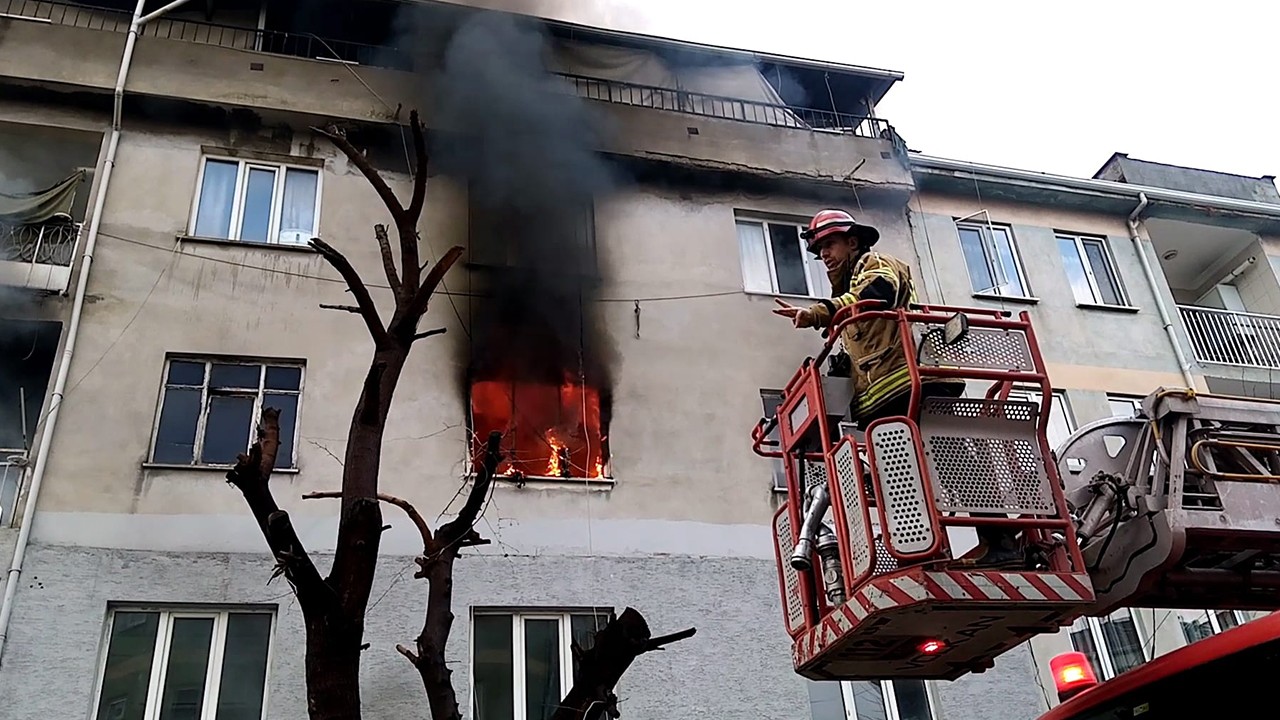 4 katlı binada yangın! Balkondan atlayan kadın yaralandı, 8'i çocuk 14 kişi dumandan etkilendi