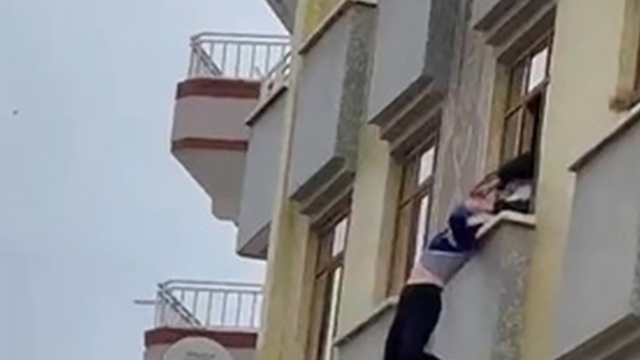 2’nci kattan atlamak isteyen kadını son anda yakalayıp kurtardılar