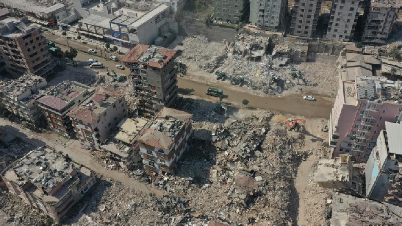 Depremde yıkılan 5 katlı bina ruhsatsız çıktı