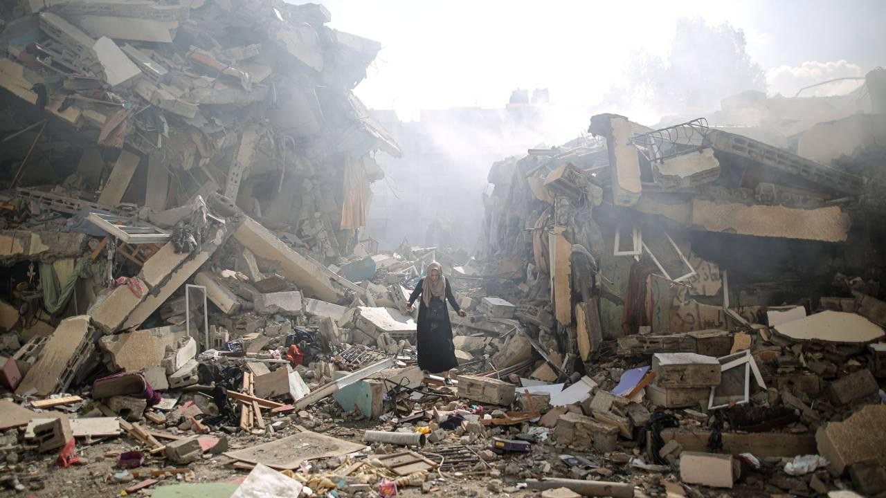 İsrail saldırısında evlerinin enkazı altında kalan Gazzeli aile 9 gün sonra kurtarıldı
