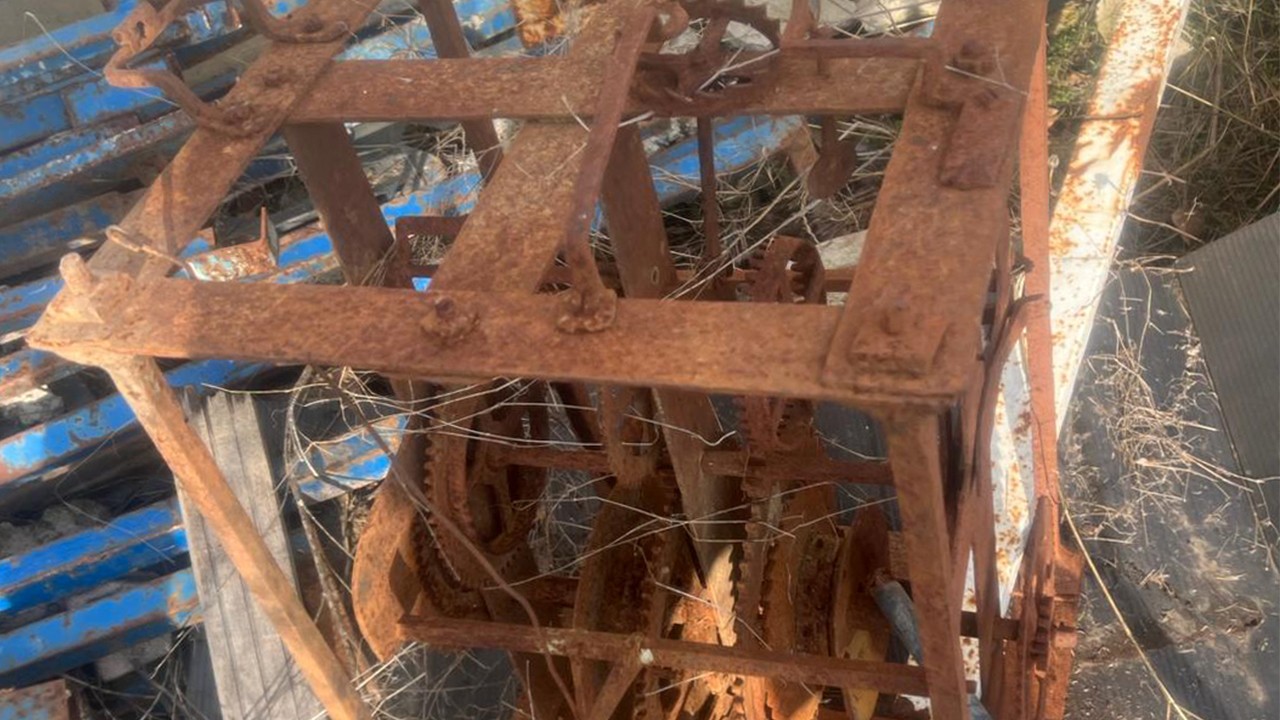 142 yıllık saat kulesinin mekanizması 10 yıldır kayıptı; depoda paslanmış halde bulundu