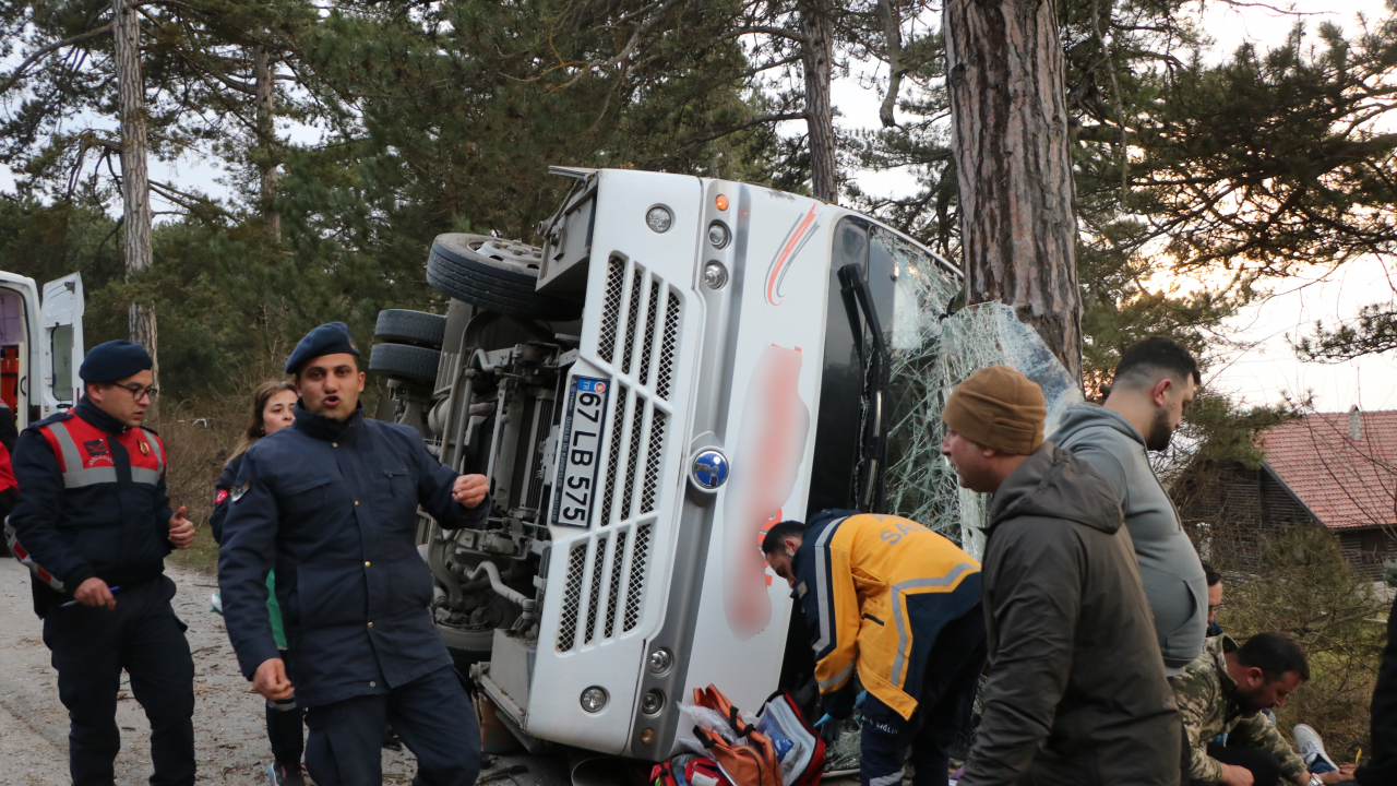 Tatilcileri taşıyan minibüs devrildi: 14 yaralı